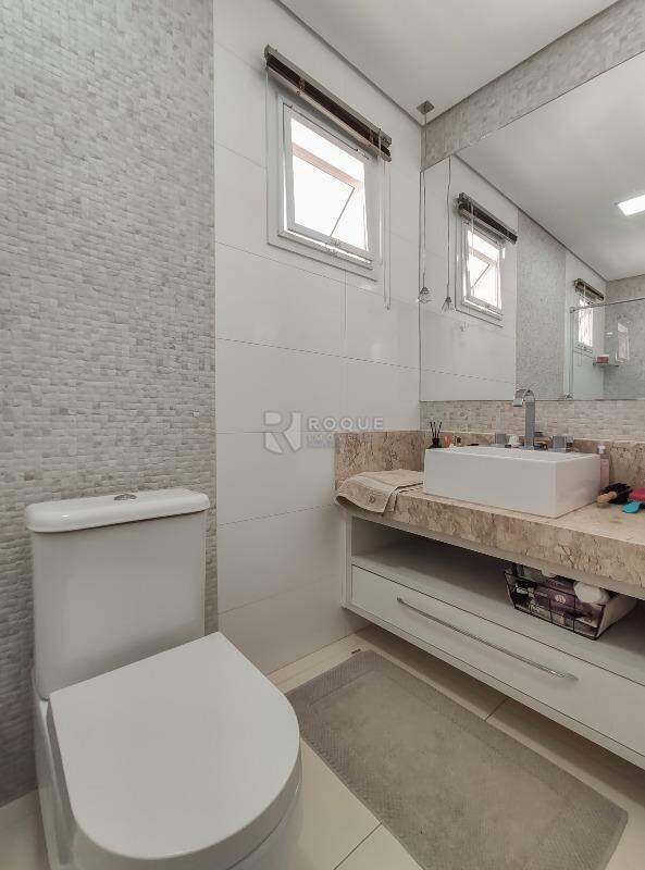Casa em condomínio à venda no bairro Jardim Aquárius: WC suíte 