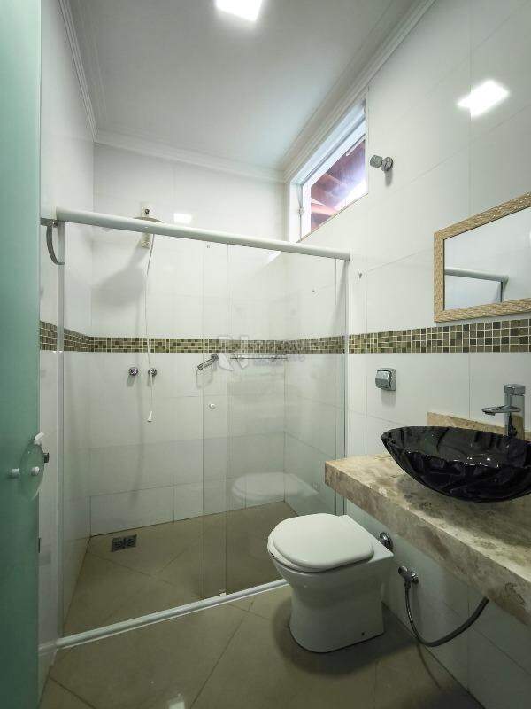 Casa em condomínio à venda no bairro JARDIM PORTO REAL I: WC SUÍTE 2