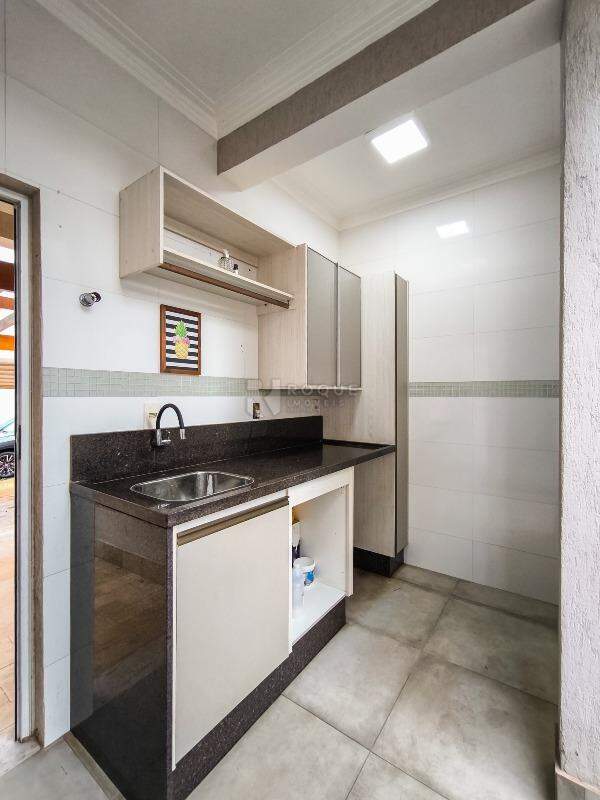 Casa em condomínio à venda no bairro JARDIM PORTO REAL I: LAVANDERIA