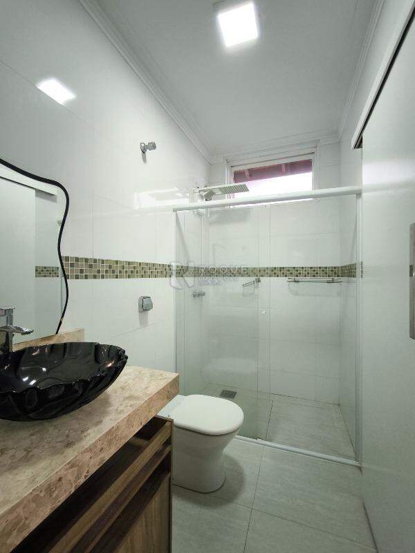 Casa em condomínio à venda no bairro JARDIM PORTO REAL I: WC SUÍTE 3
