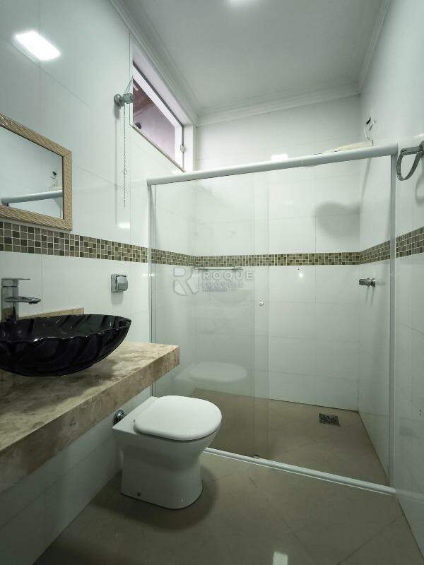 Casa em condomínio à venda no bairro JARDIM PORTO REAL I: WC SUÍTE 1