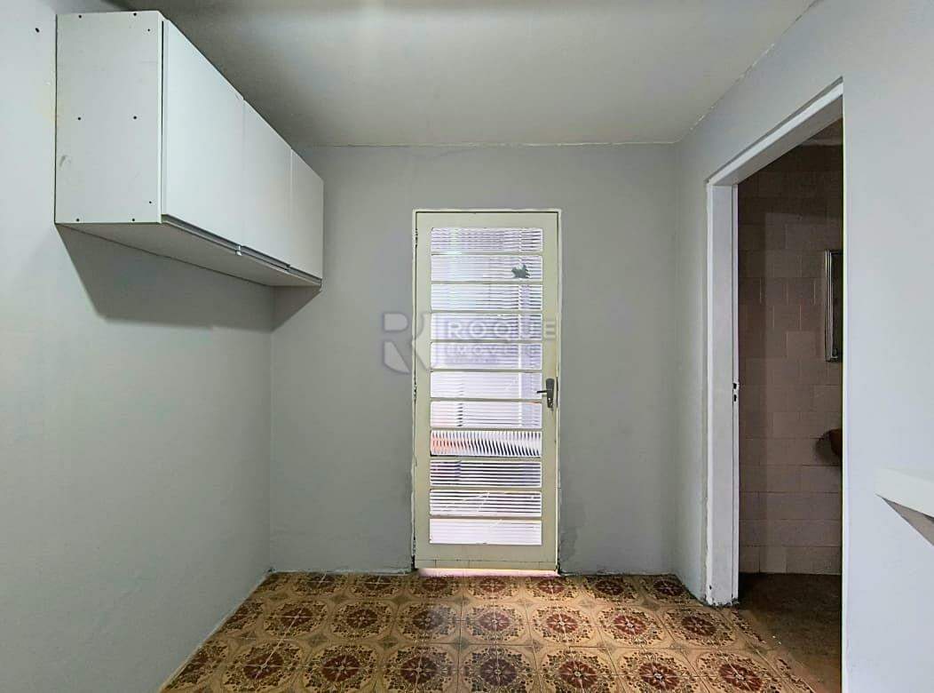 Casa Residencial para aluguel no bairro Vila Cristovam: Lavanderia