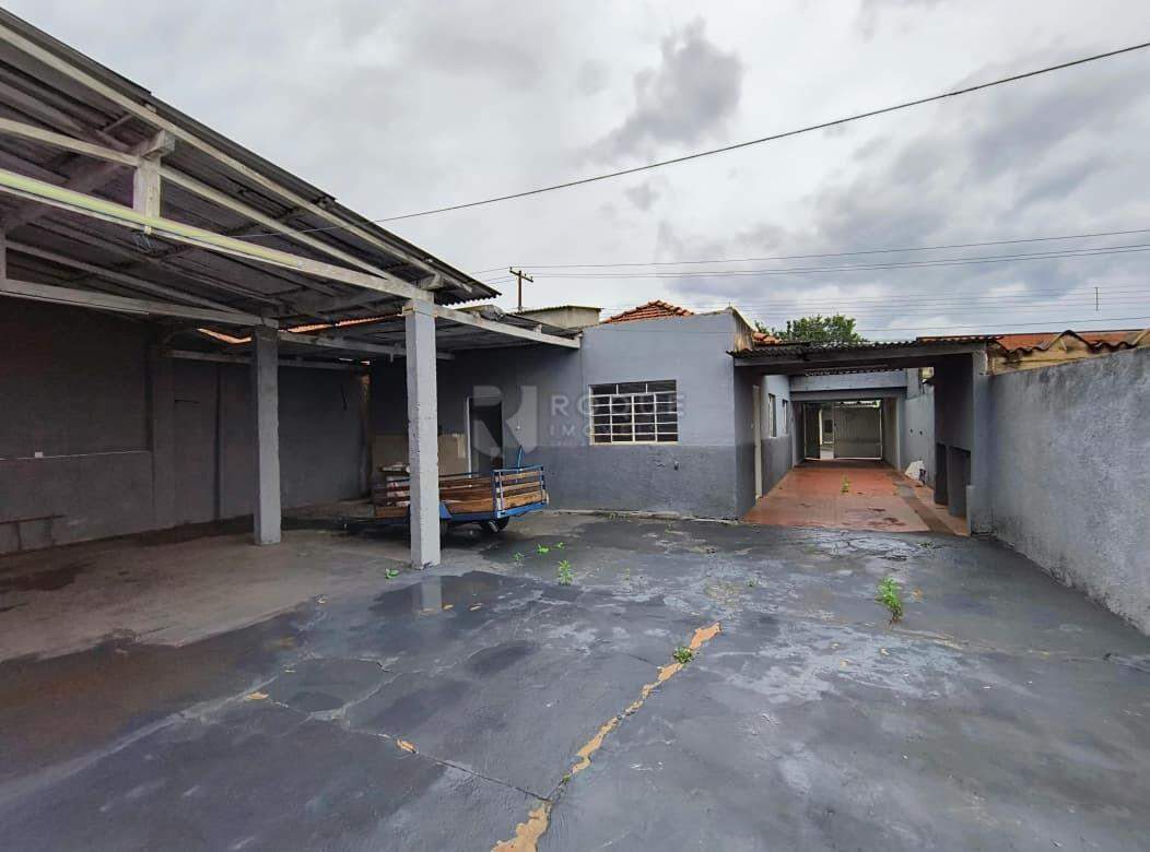 Casa Residencial para aluguel no bairro Vila Cristovam: Fundos