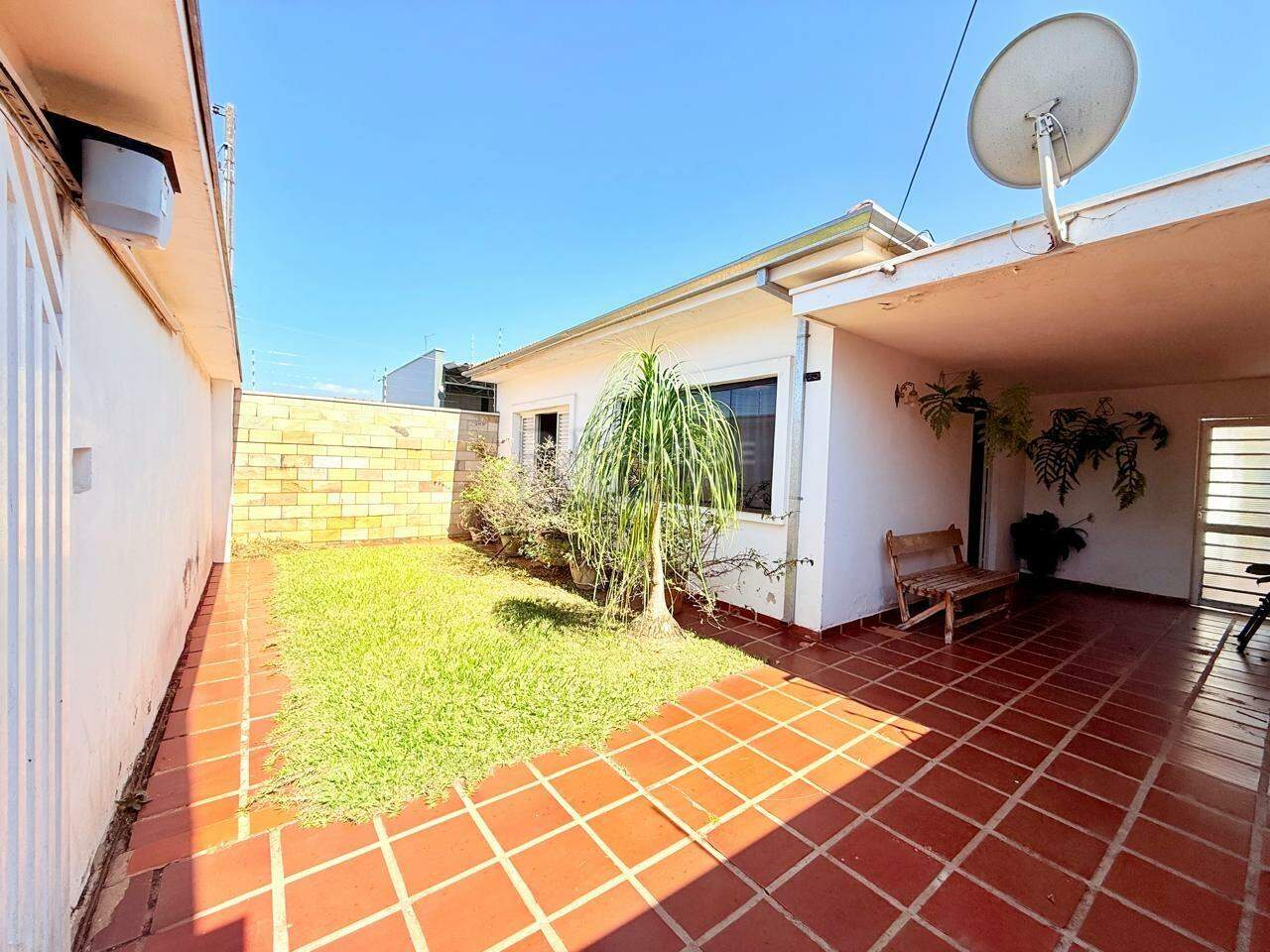 Casa Residencial para aluguel no bairro Vila Esteves: Frente