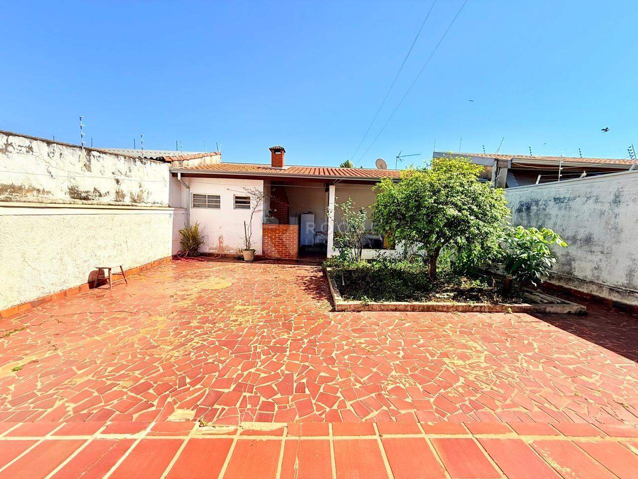 Casa Residencial para aluguel no bairro Vila Esteves: Quintal