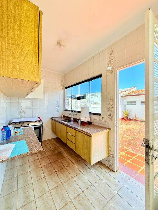 Casa Residencial para aluguel no bairro Vila Esteves: Cozinha 02
