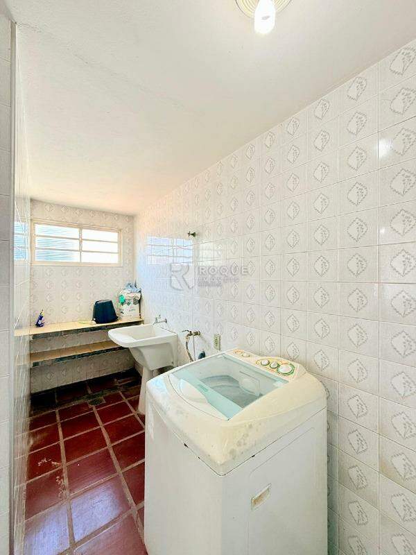 Casa Residencial para aluguel no bairro Vila Esteves: Lavanderia