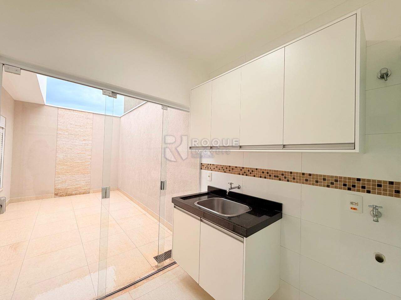 Casa Residencial para aluguel no bairro Jardim Porto Real: Lavanderia