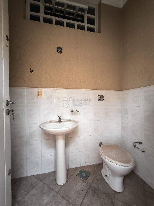 Casa em condomínio à venda no bairro Jardim Residencial Monsenhor Rossi: BANHEIRO EXTERNO