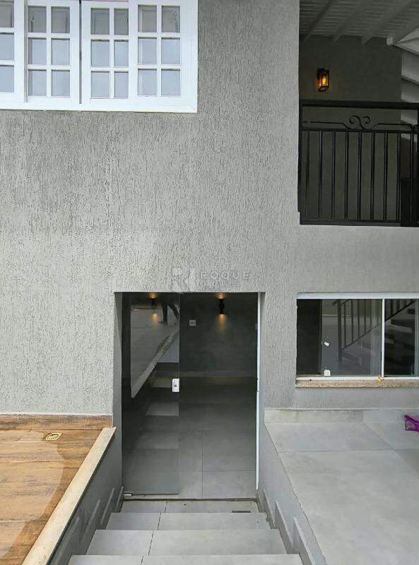 Casa em condomínio para aluguel no bairro Jardim Residencial Alto Da Capela: Escada de acesso