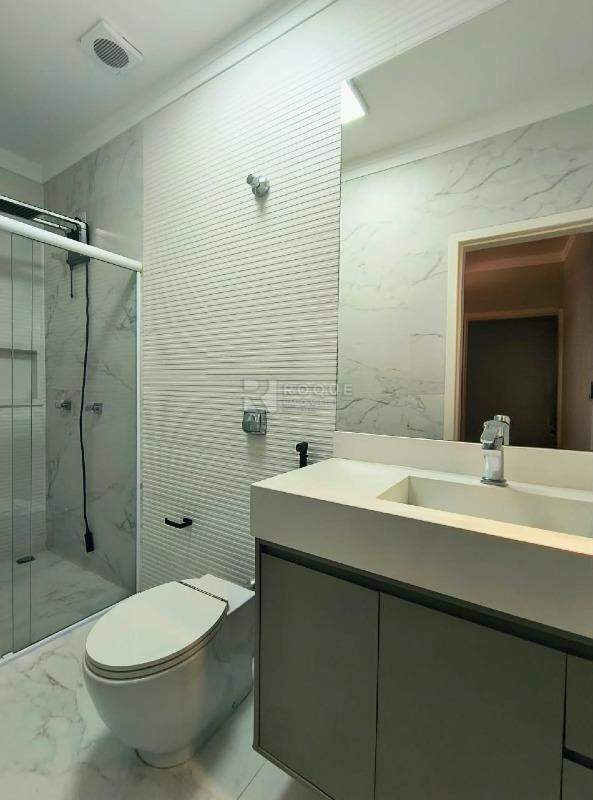 Casa em condomínio para aluguel no bairro Jardim Residencial Alto Da Capela: Wc suíte