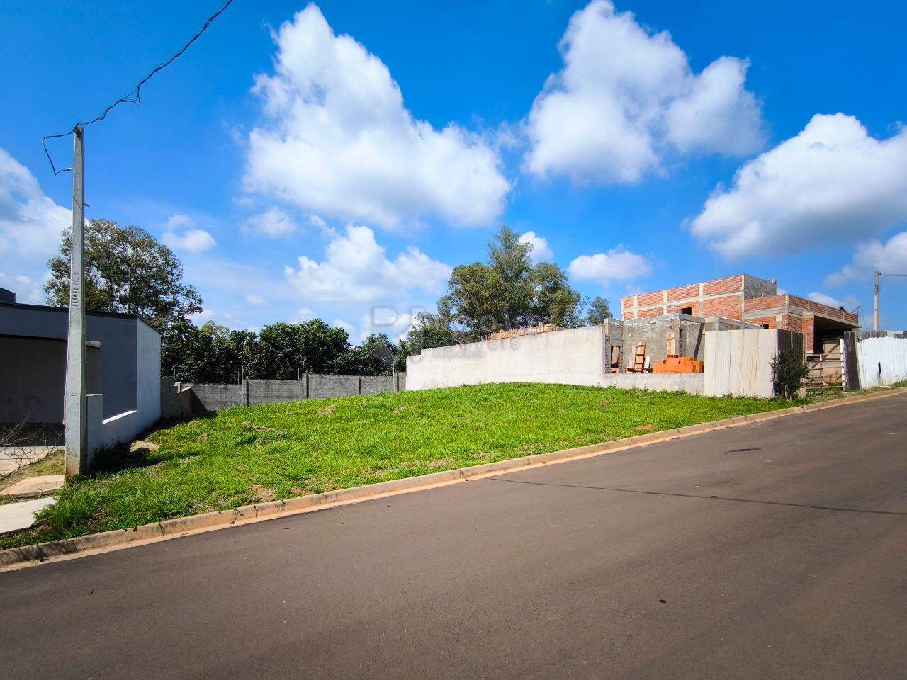 Terreno em condomínio à venda no bairro Residencial Florisa: 
