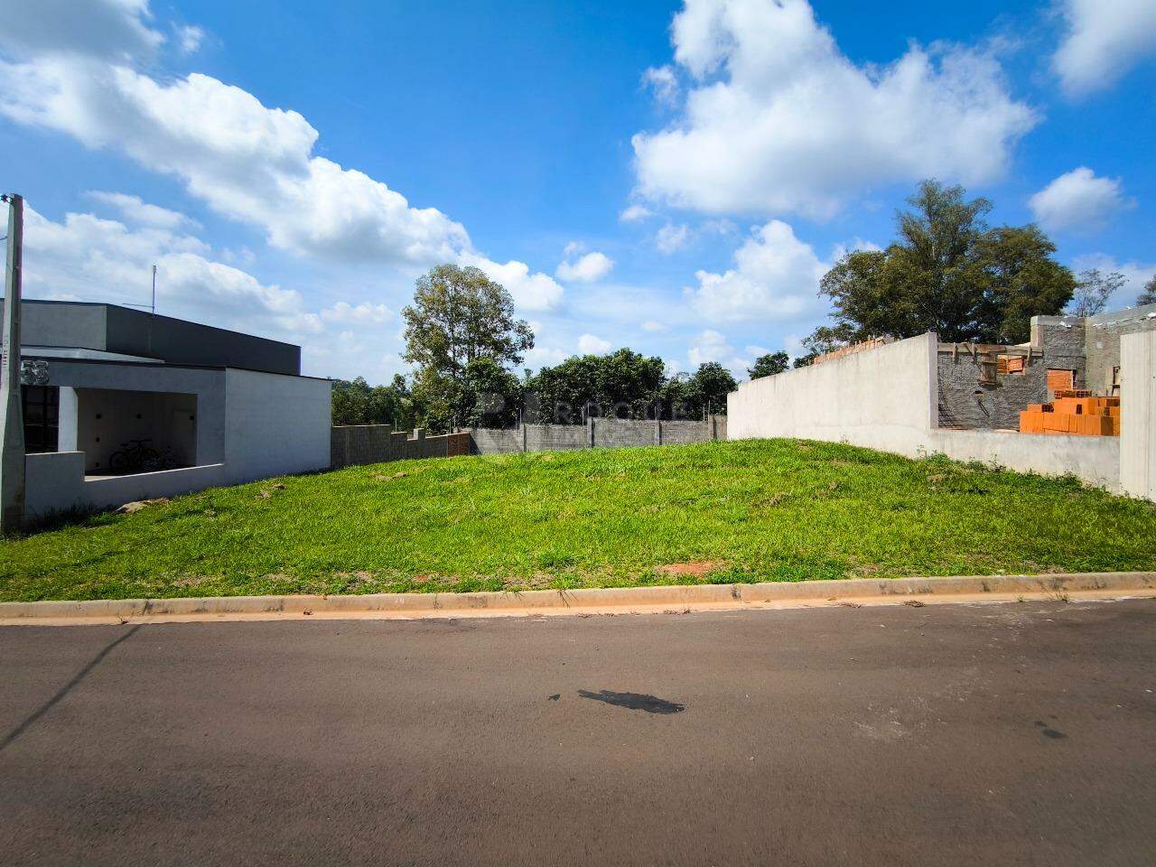 Terreno em condomínio à venda no bairro Residencial Florisa: FRENTE