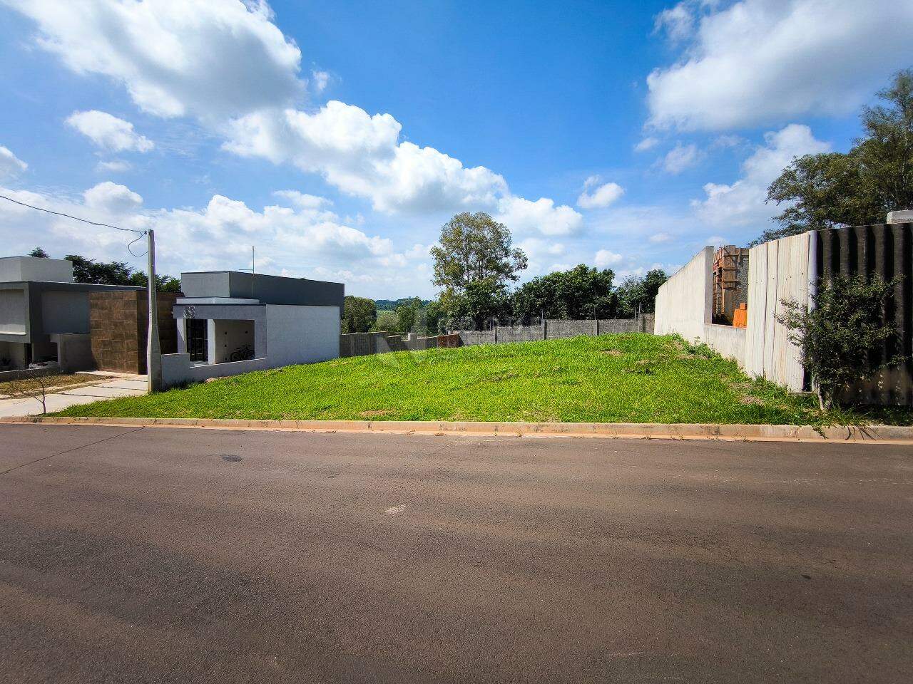 Terreno em condomínio à venda no bairro Residencial Florisa: