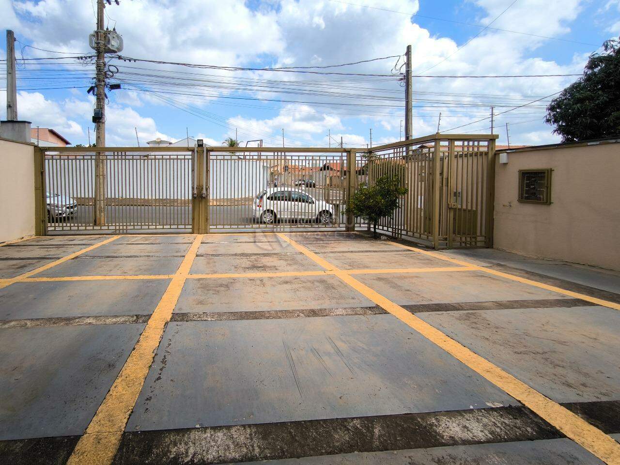 Casa Residencial à venda no bairro Jardim Residencial Village: ESTACIONAMENTO