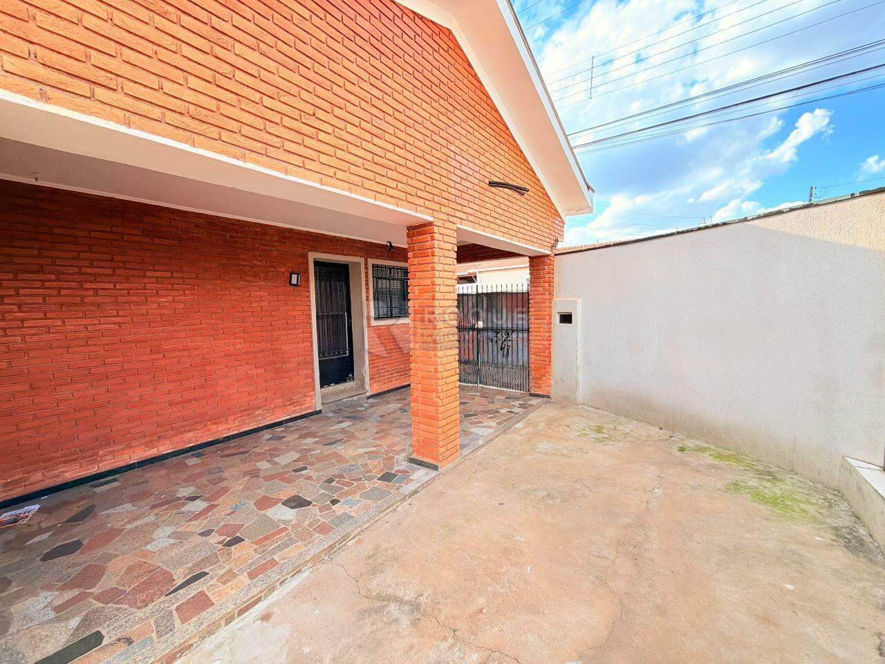 Casa Residencial para aluguel no bairro Jardim Rossi: Frente