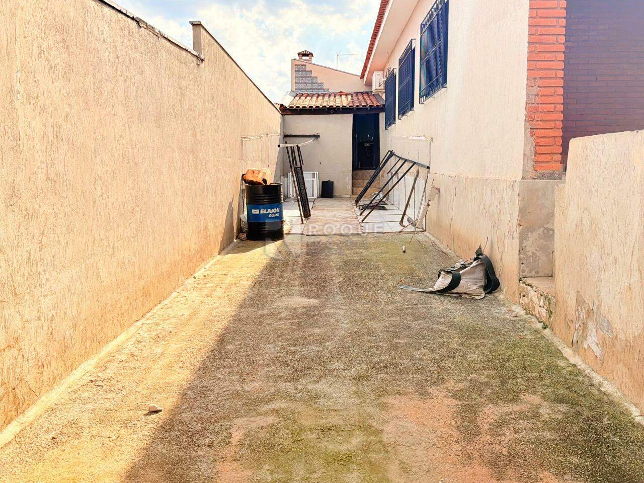 Casa Residencial para aluguel no bairro Jardim Rossi: Quintal