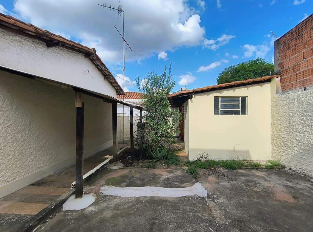 Casa Residencial para aluguel no bairro Jardim Mercedes: Fundos