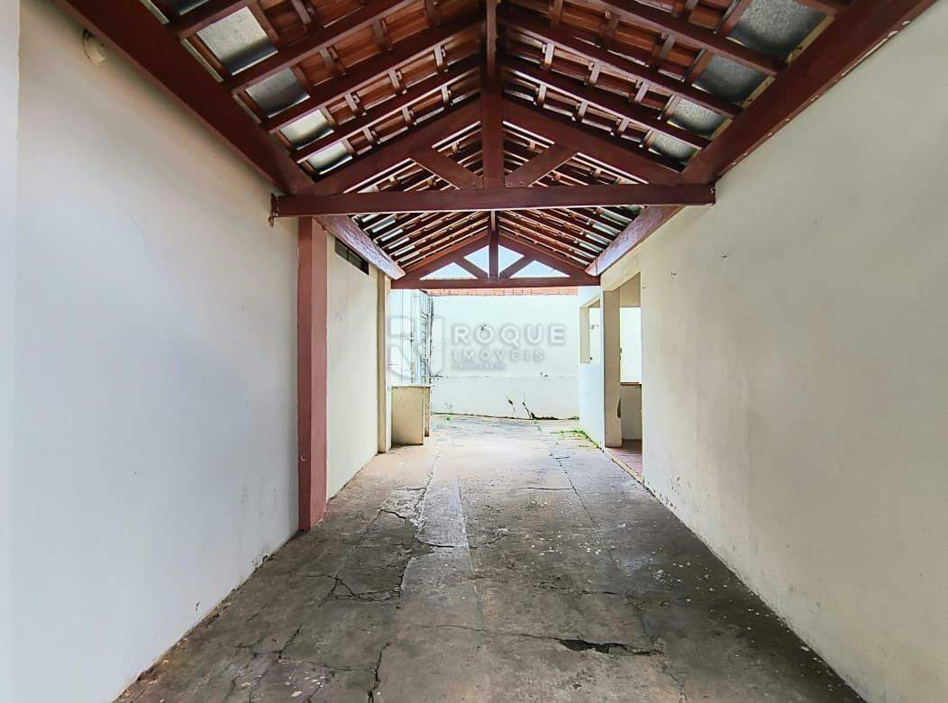 Casa Residencial para aluguel no bairro Jardim Nova Itália: Garagem