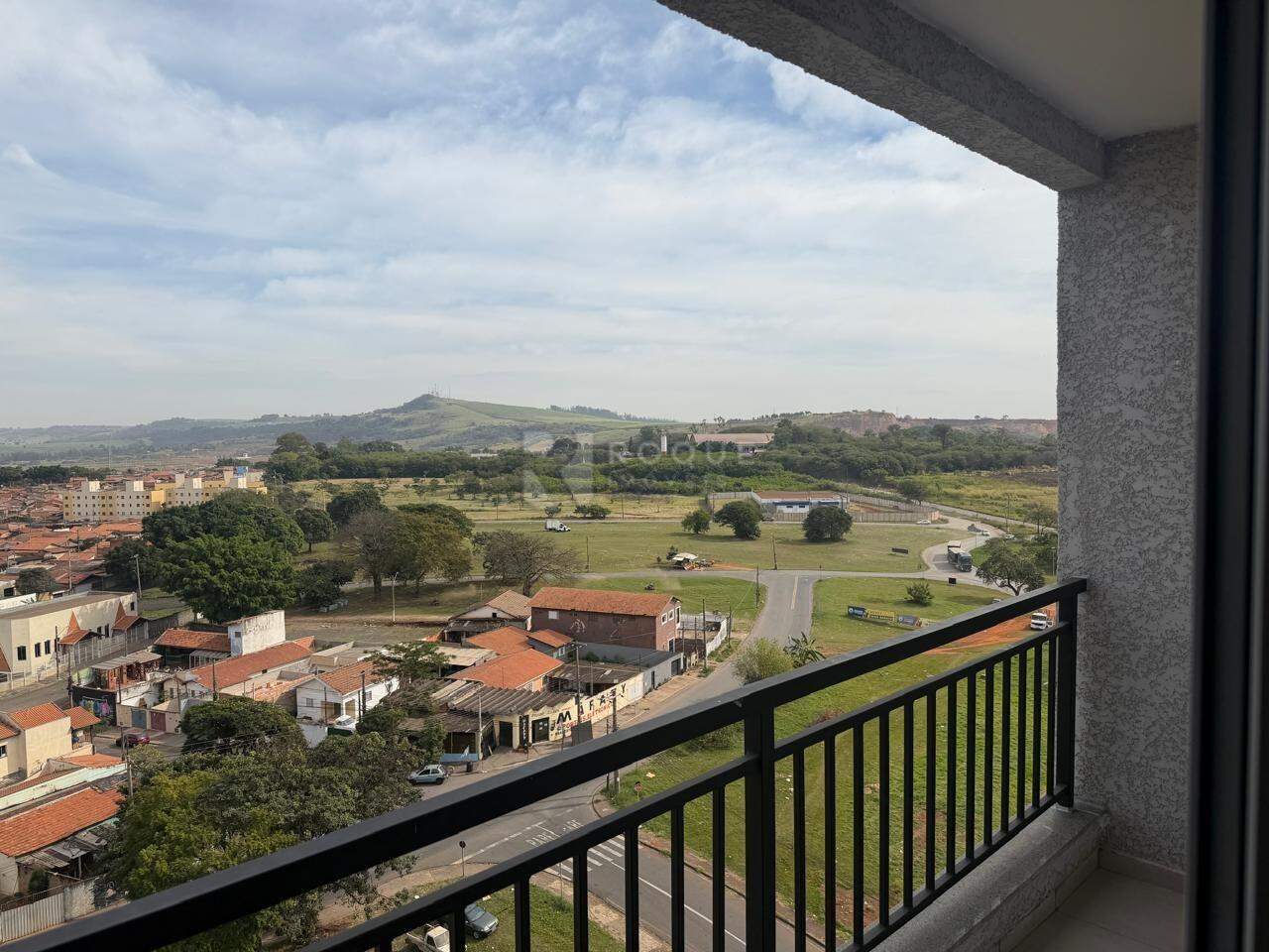 Apartamento para aluguel no bairro Chácaras Antonieta: Sacada