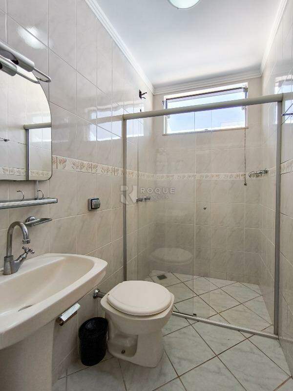 Casa em condomínio à venda no bairro Parque Residencial Roland: BANHEIRO SOCIAL SALÃO