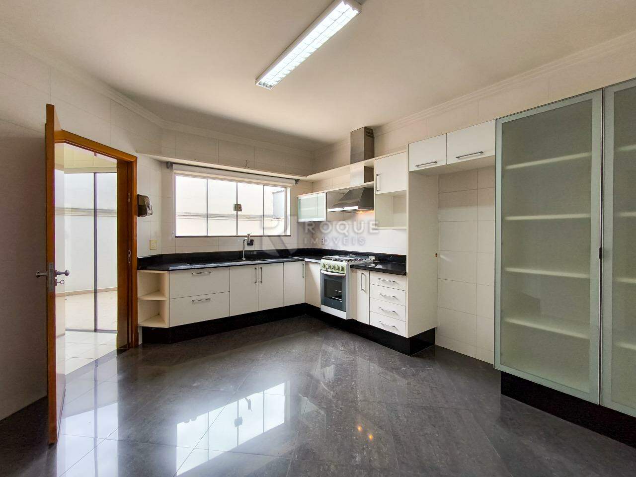 Casa em condomínio à venda no bairro Parque Residencial Roland: COZINHA
