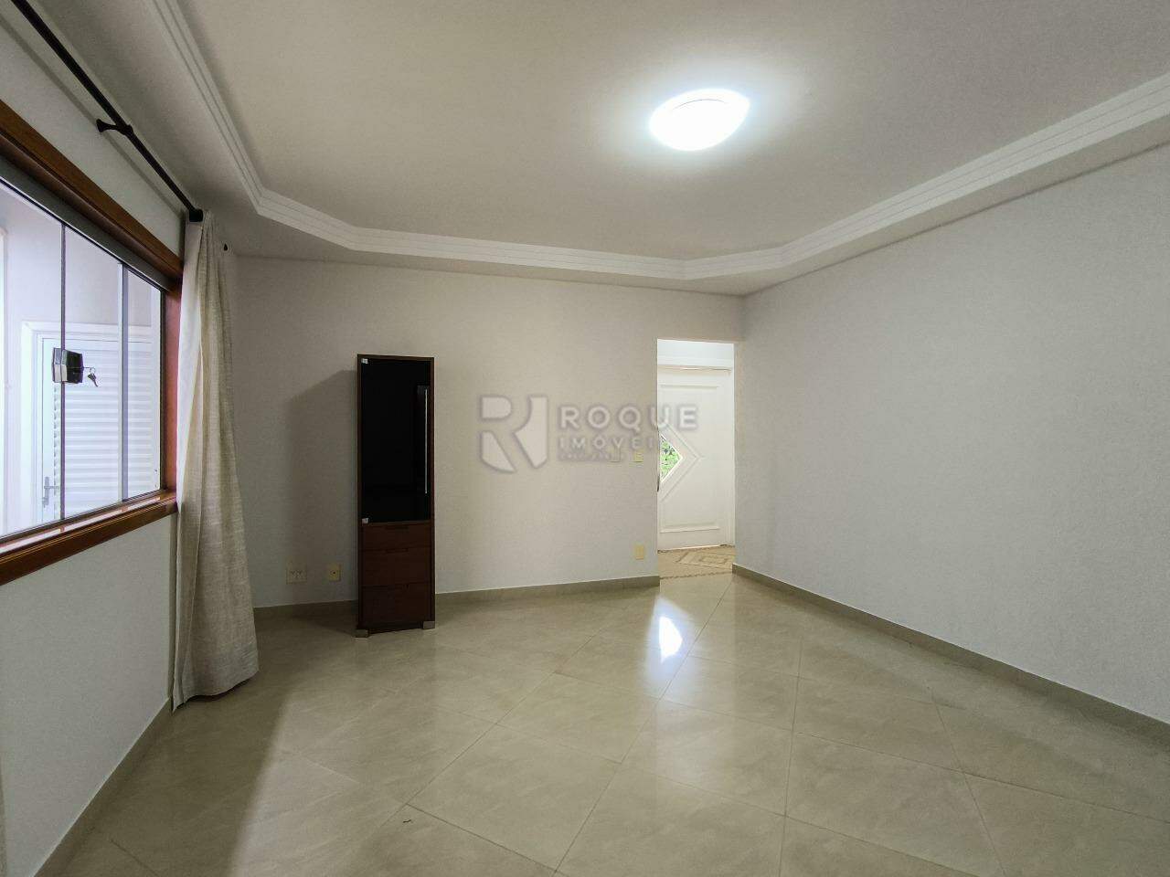 Casa em condomínio à venda no bairro Parque Residencial Roland: SALA DE ESTAR