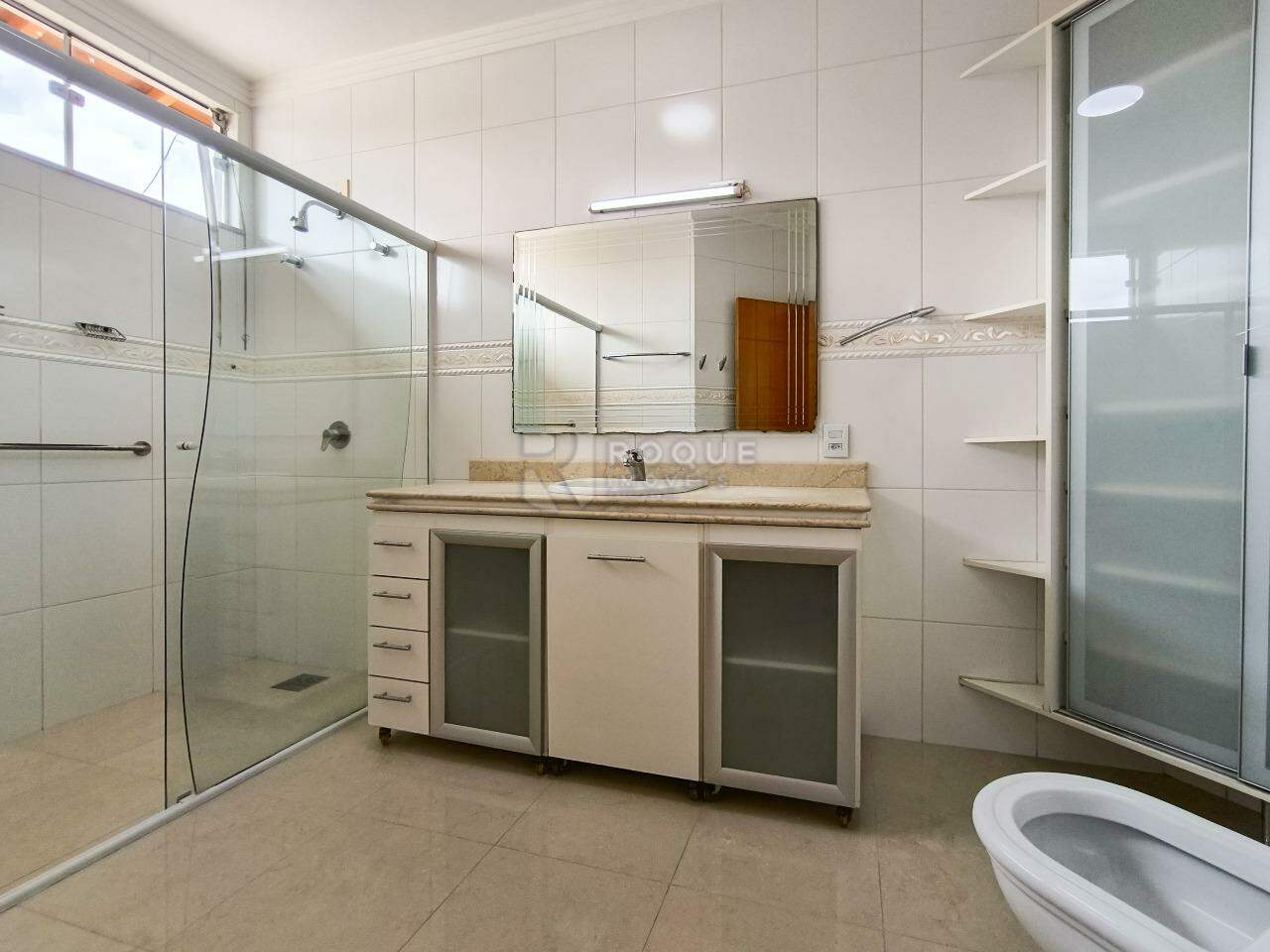 Casa em condomínio à venda no bairro Parque Residencial Roland: WC SUÍTE 1