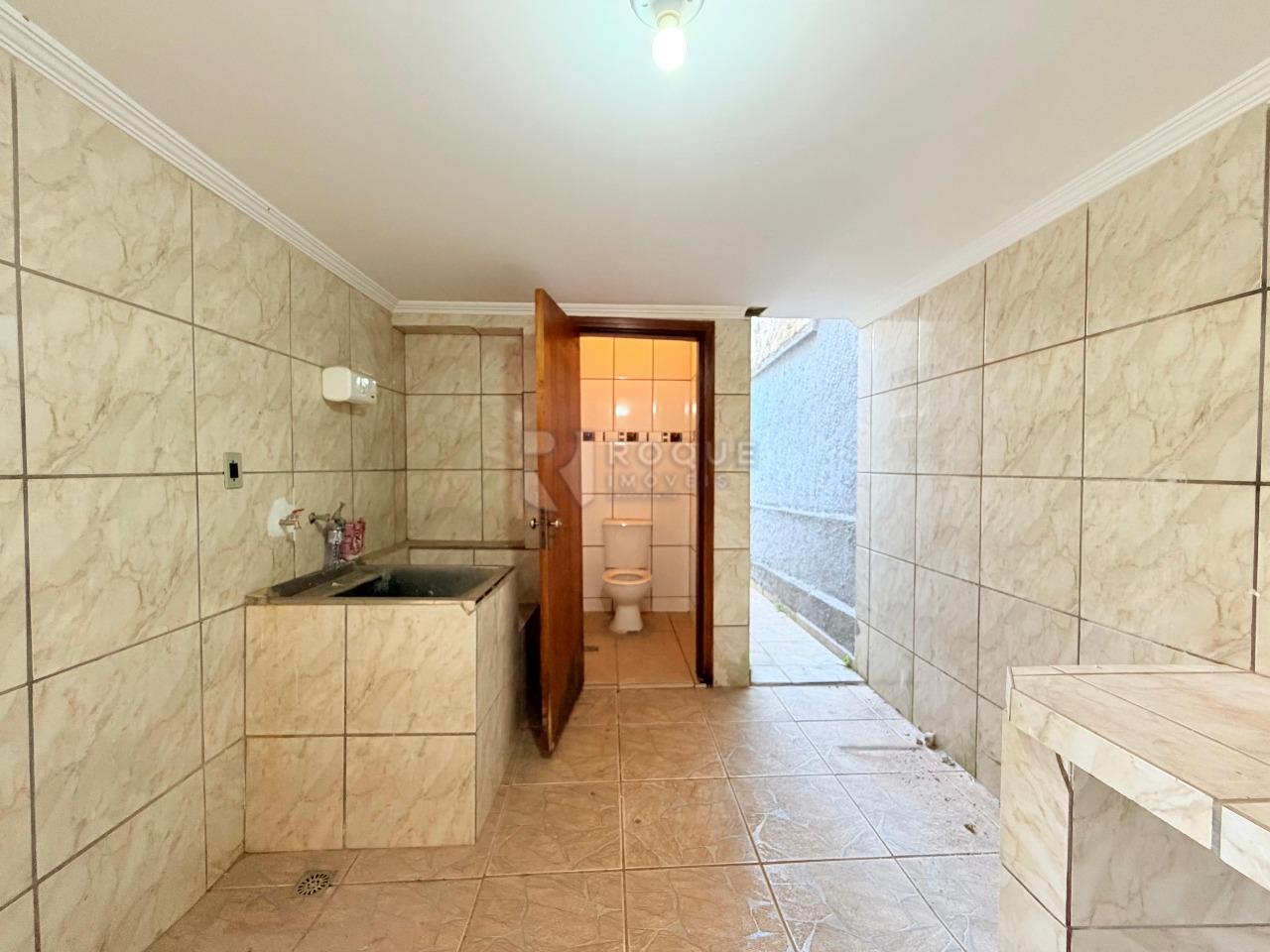 Casa Comercial para aluguel no bairro Vila Paraiso: Área de serviço