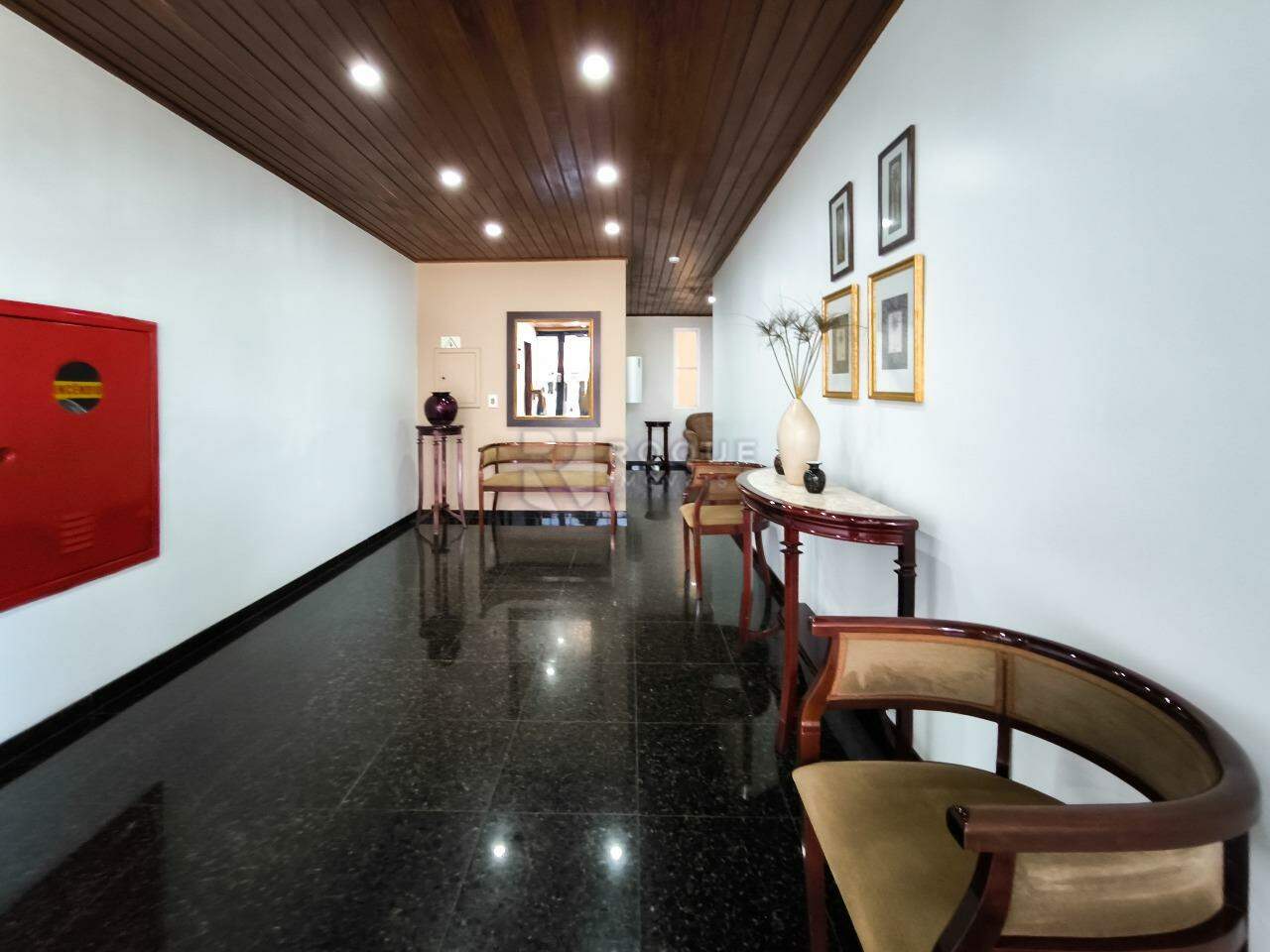 Apartamento à venda no bairro Centro: HALL DO PRÉDIO