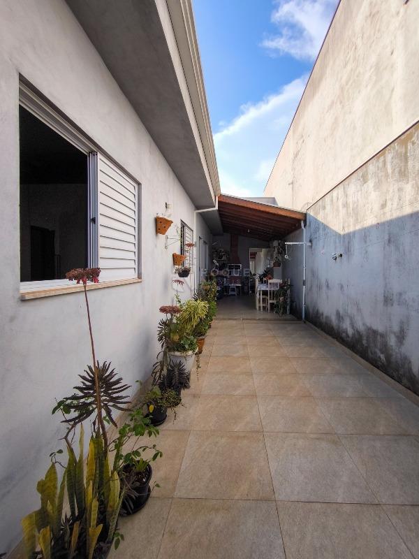 Casa Residencial à venda no bairro Parque Pompeu: LATERAL EXTERNA
