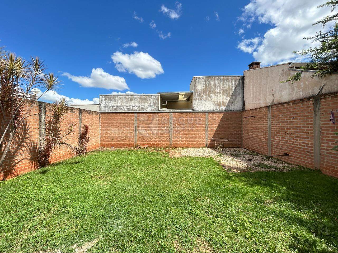 Casa em condomínio para aluguel no bairro Parque Residencial Roland: Fundo