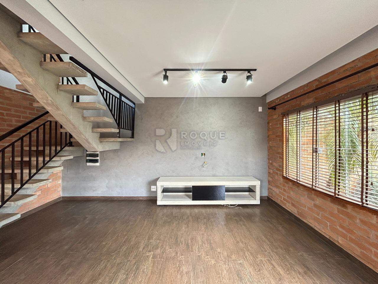 Casa em condomínio para aluguel no bairro Parque Residencial Roland: Sala
