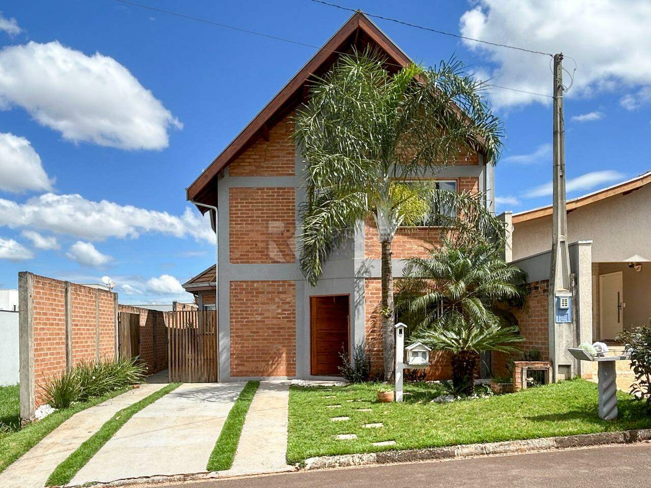 Casa em condomínio para aluguel no bairro Parque Residencial Roland: Fachada 