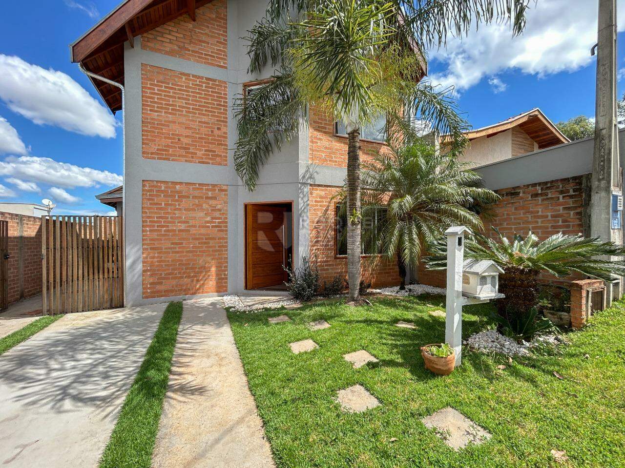 Casa em condomínio para aluguel no bairro Parque Residencial Roland: Frente 