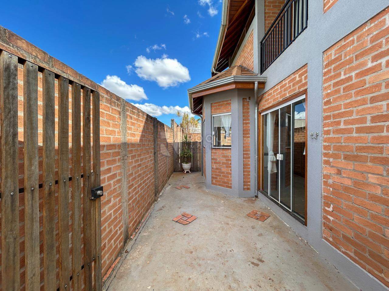 Casa em condomínio para aluguel no bairro Parque Residencial Roland: Garagem