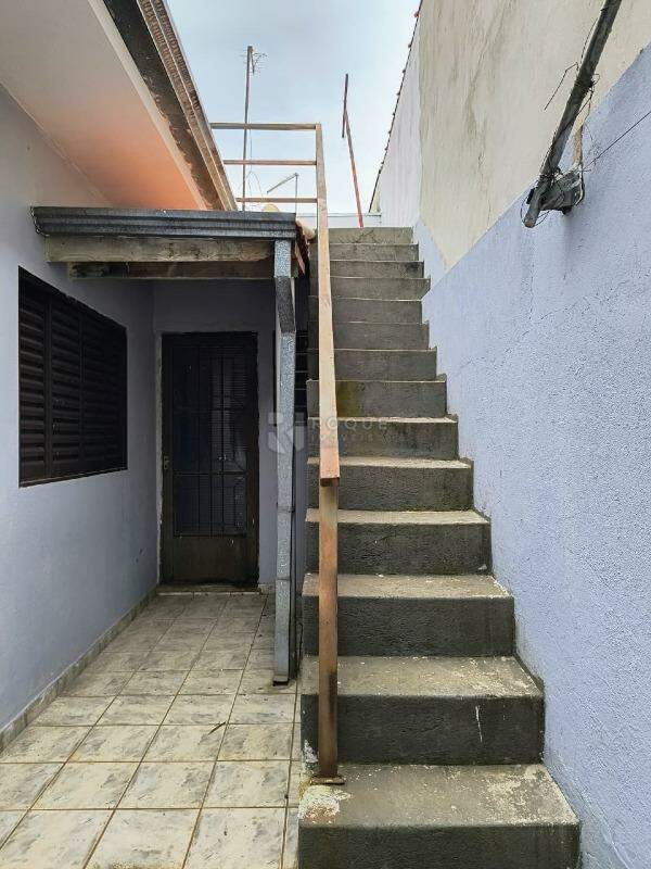 Casa Residencial para aluguel no bairro Jardim Residencial Victório Lucato: Escada