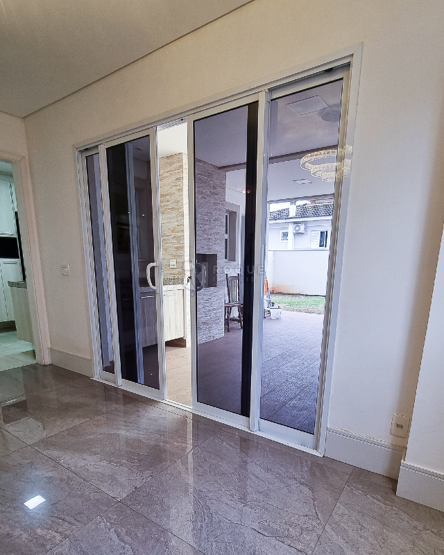 Casa em condomínio à venda no bairro Jardim Montezuma: 