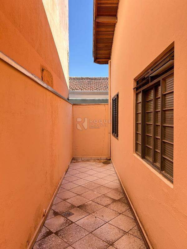 Casa Residencial para aluguel no bairro Parque Hippolyto: Corredor fundo