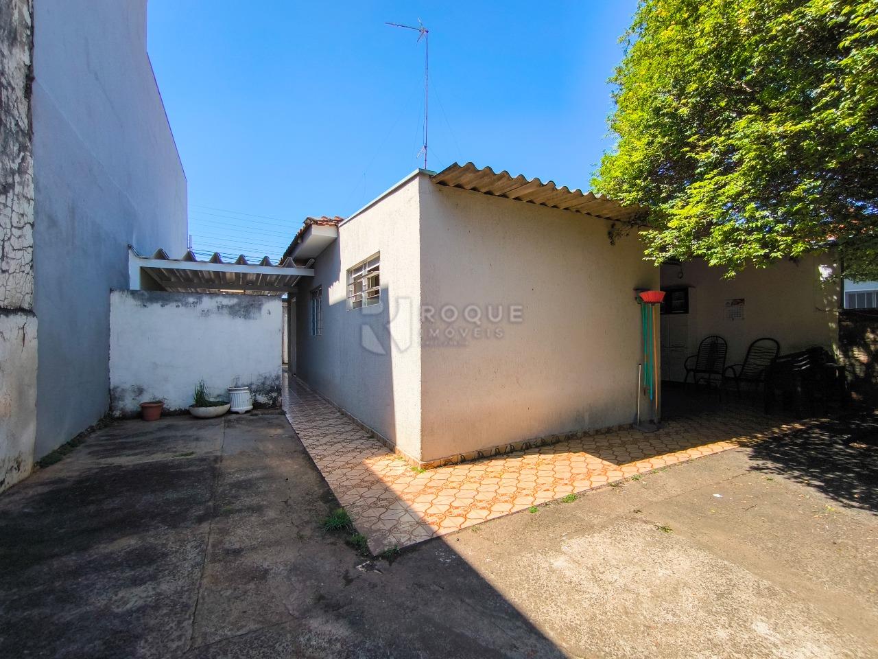 Casa Residencial à venda no bairro Vila Esteves: FUNDOS