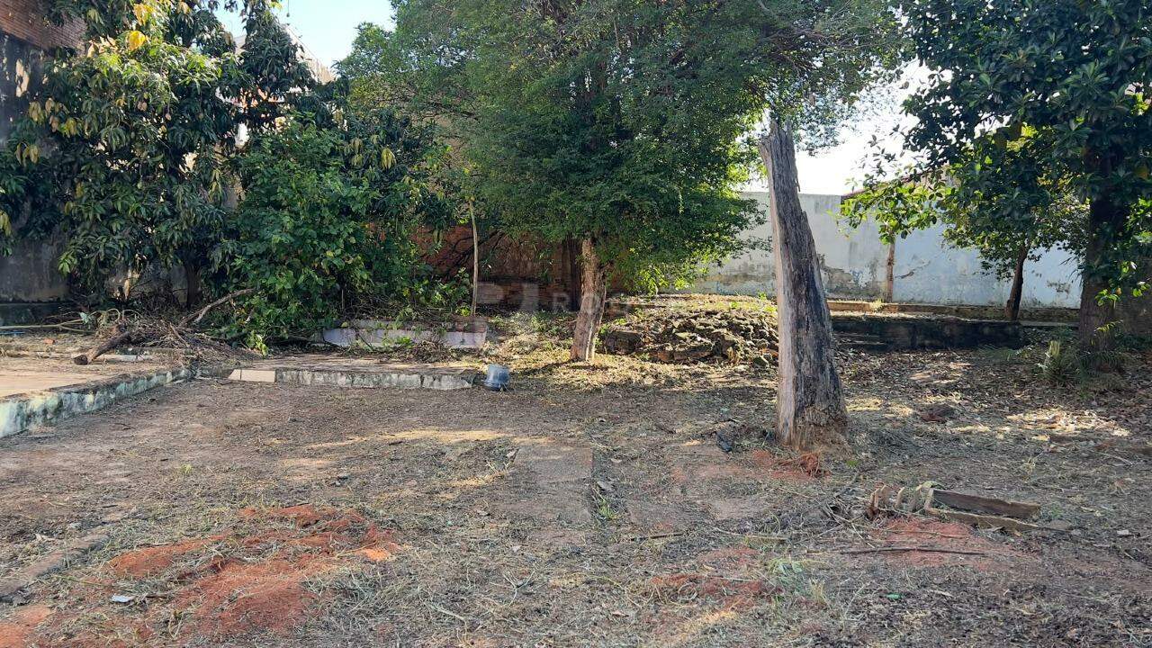 Casa Residencial à venda no bairro Vila Castelar: Fundo