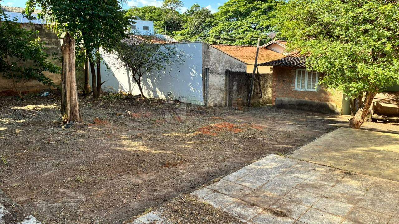 Casa Residencial à venda no bairro Vila Castelar: Fundo