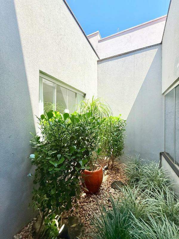 Casa em condomínio para aluguel no bairro Parque Residencial Roland: Jardim de inverno