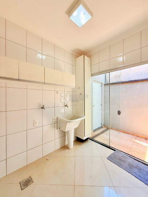 Casa em condomínio para aluguel no bairro Parque Residencial Roland: Lavanderia