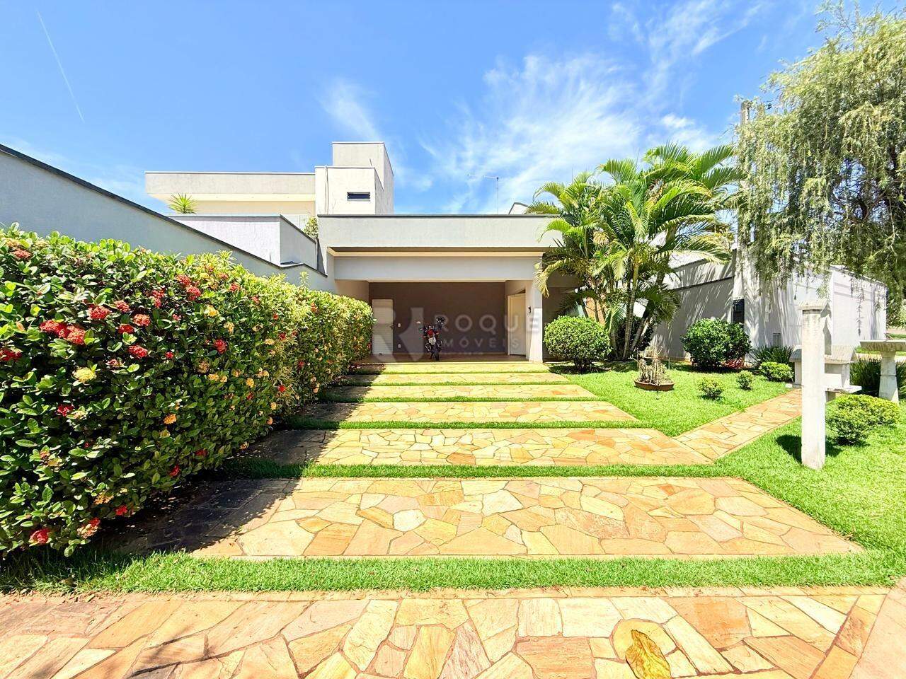 Casa em condomínio para aluguel no bairro Parque Residencial Roland: Fachada