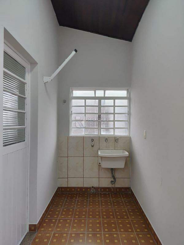Casa Residencial para aluguel no bairro Jardim Ouro Verde: Lavanderia