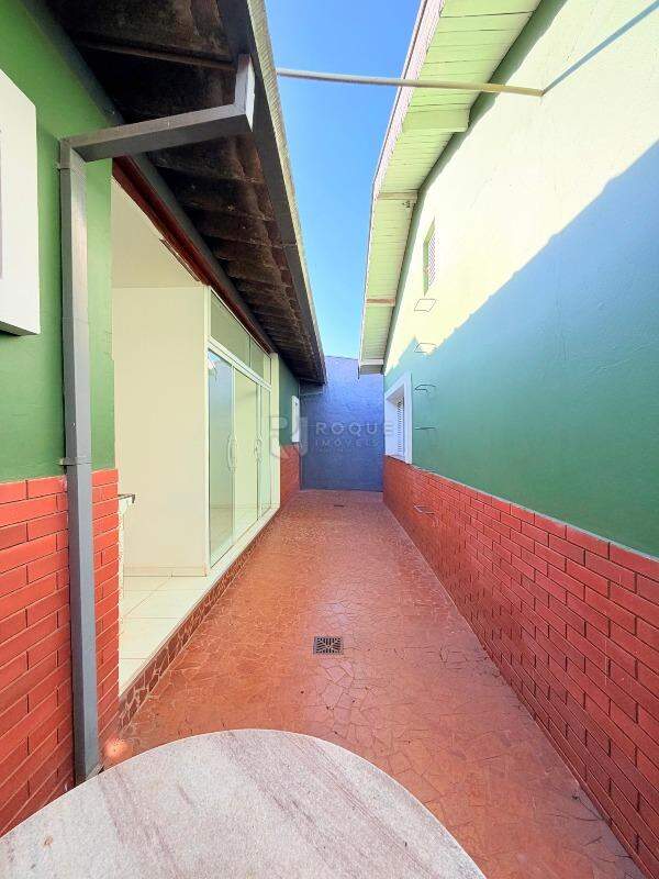 Casa Residencial para aluguel no bairro Vila Castelar: Quintal