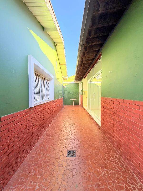 Casa Residencial para aluguel no bairro Vila Castelar: Quintal