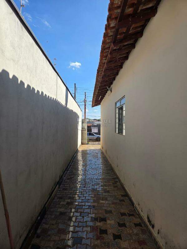 Casa Residencial à venda no bairro Jardim Esmeralda: Corredor lateral