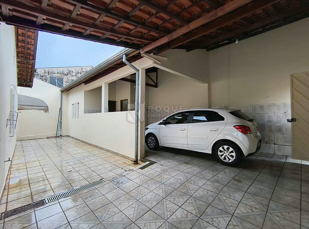 Casa Residencial para aluguel no bairro Jardim Caieira: Fundos